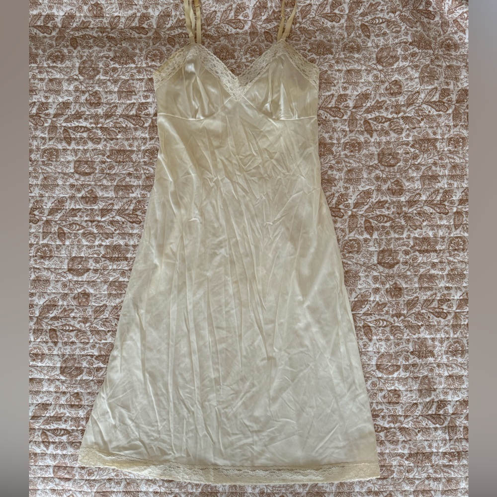 Vintage Vanity Fair size 32 (small) pale yellow lace sheer night dress slip